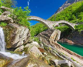 Steinbrücke über klaren Fluss