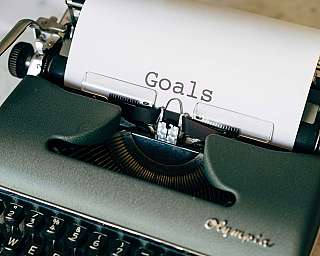 Eine alte Schreibmaschine mit einem Blatt, auf dem 'Ziele' steht.